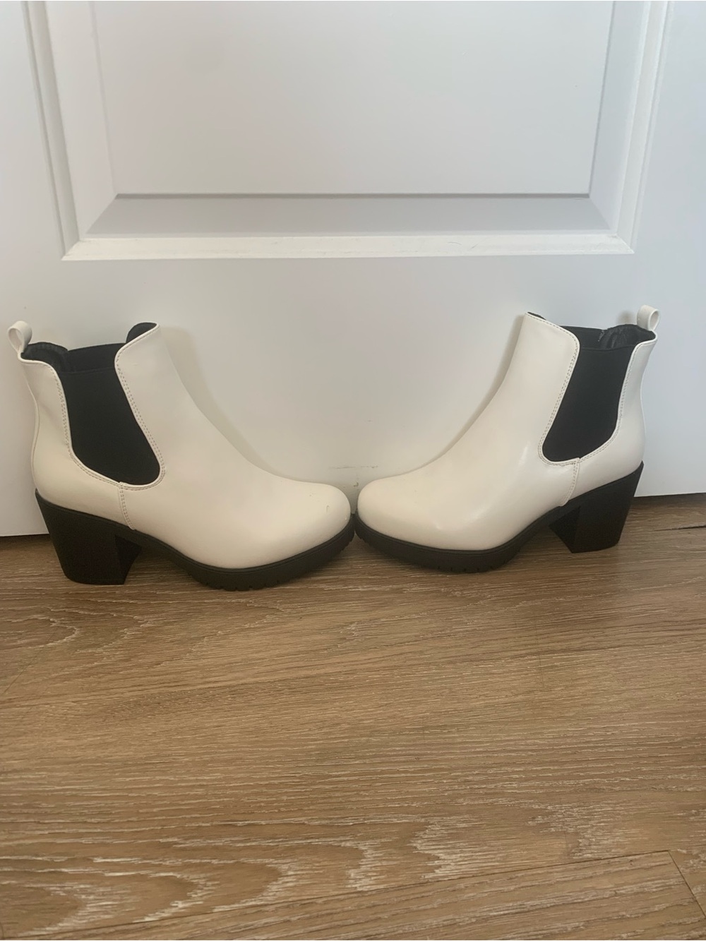 Dream Pairs White Chelsea Ankle Boots Size 7.5
